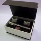 Комплект из серебра 925 пробы с фианитами (запонки и зажим, арт.141003/131002)