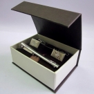 Комплект из серебра 925 пробы с фианитами (запонки и зажим, арт.141003/131088)